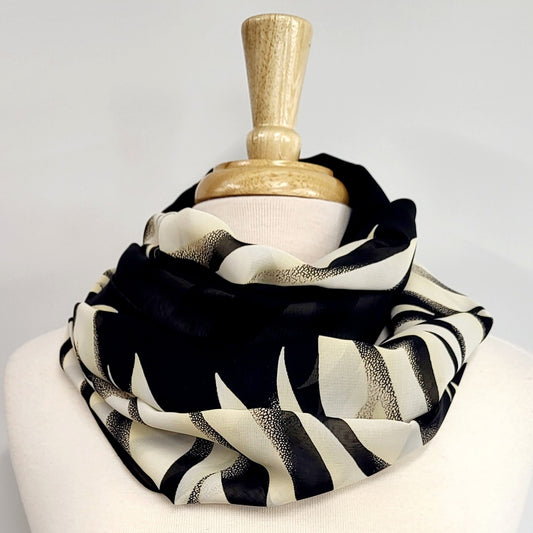 Foulard circulaire imprimé fougère : élégance en noir