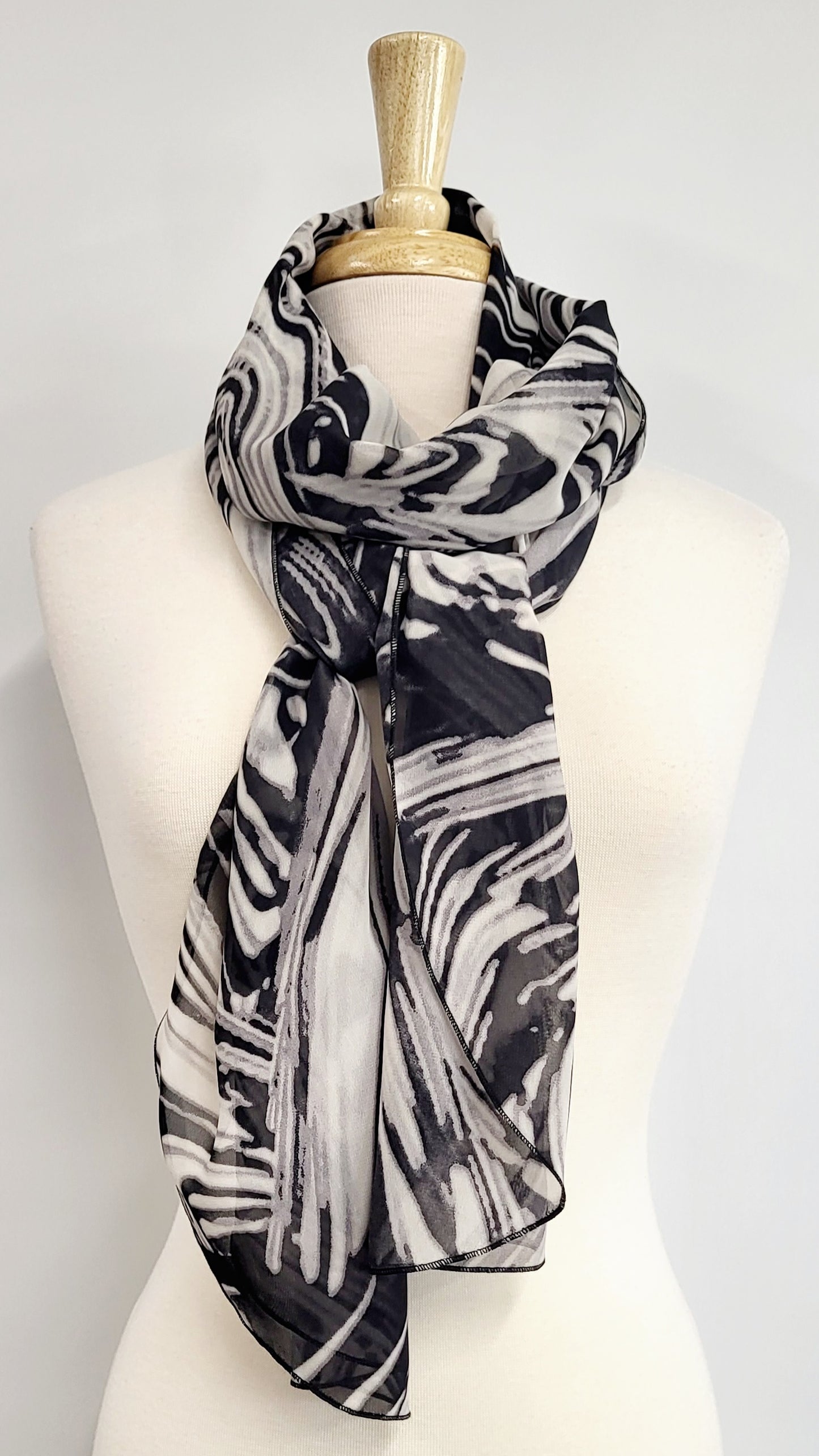 Foulard long imprimé abstrait tons de gris