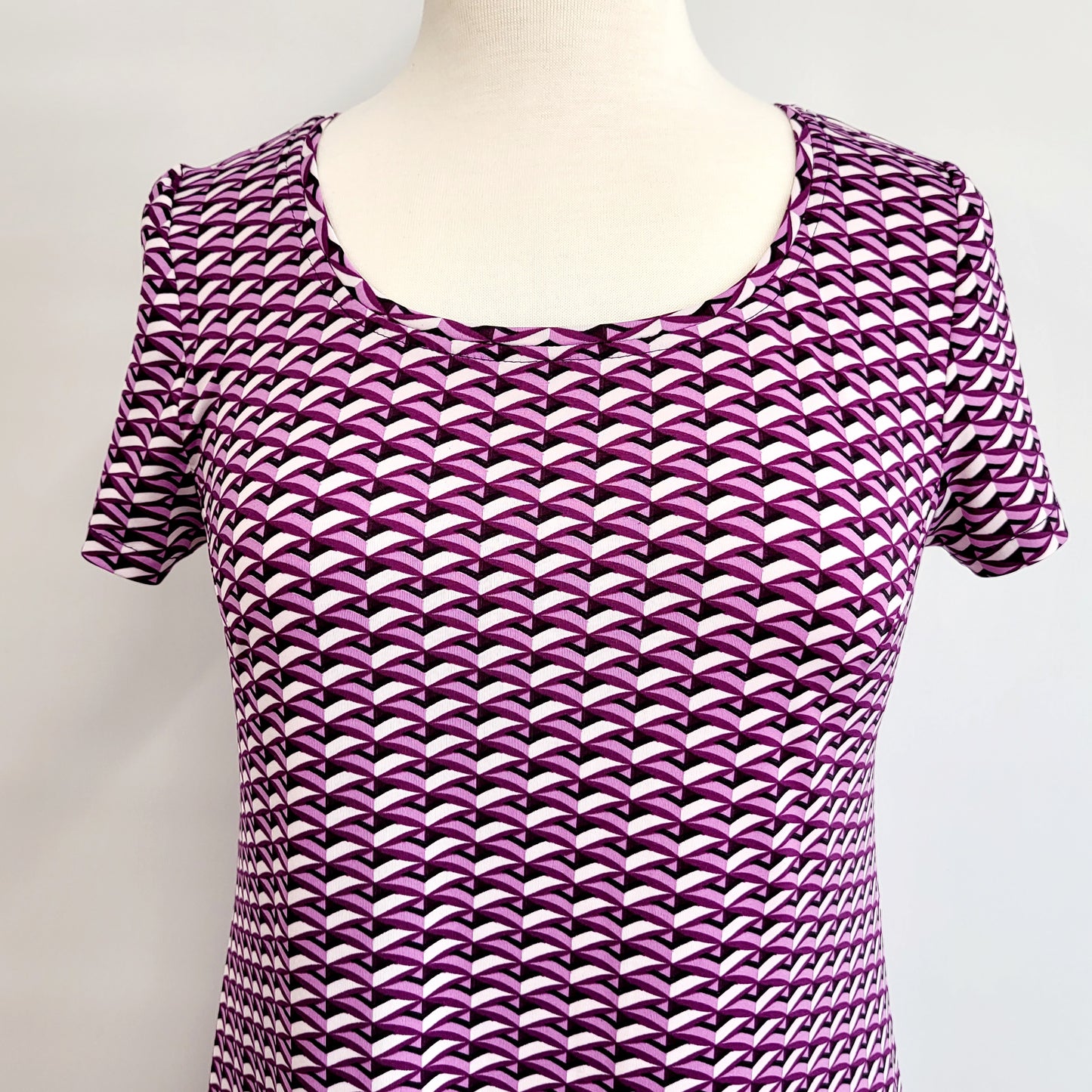 ''Christine'' dress in polyester jersey, printed in shades of mauve.