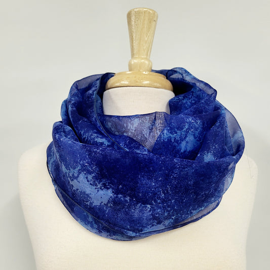 Foulard circulaire léger en tons de bleu.