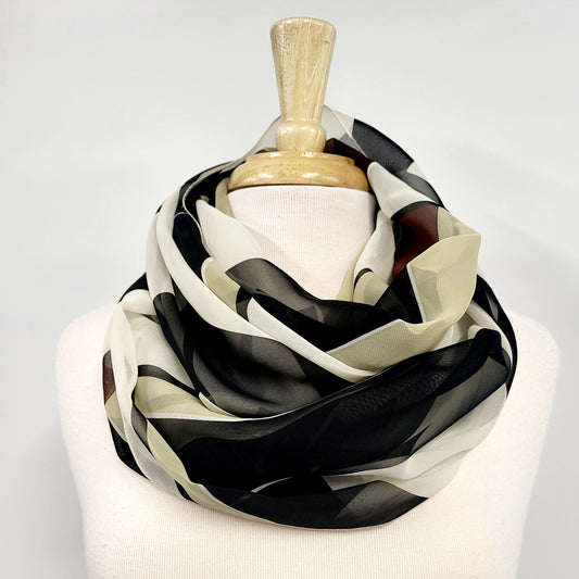 Foulard circulaire imprimé géométrique en tons de terre et  noir