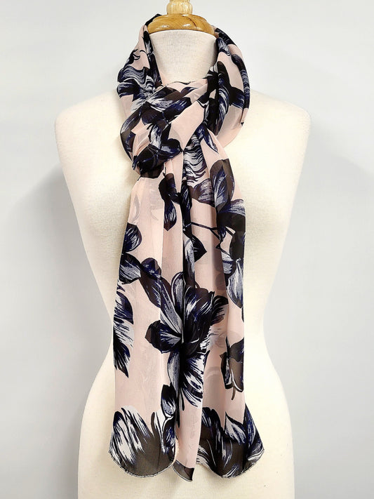Foulard long en voilage imprimé de fleurs marine sur fond rose