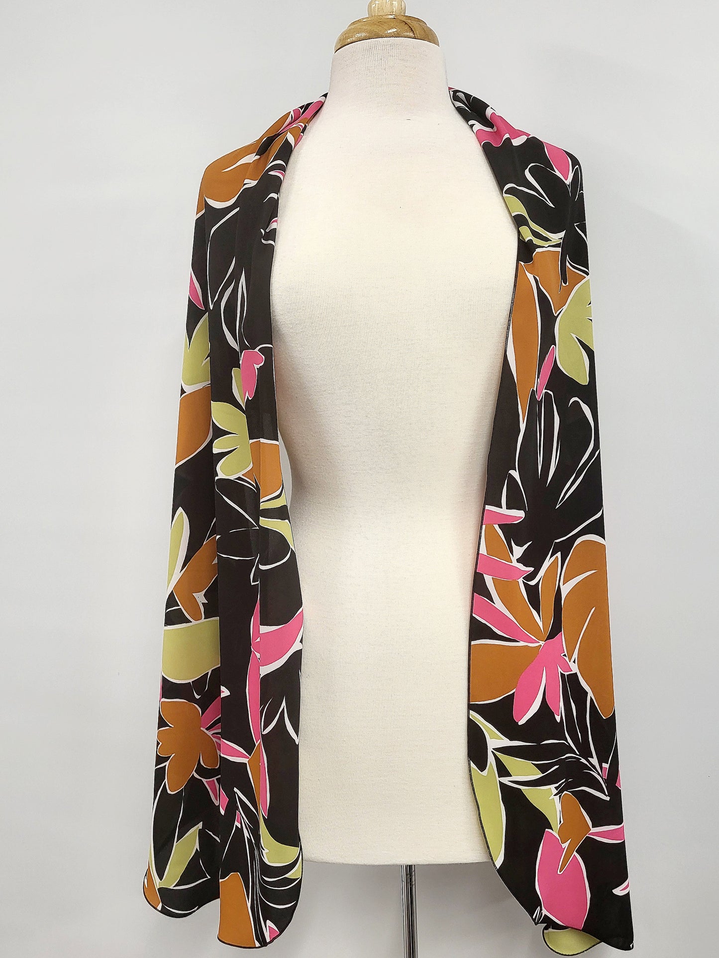 Foulard long imprimé feuillage coloré sur fond noir