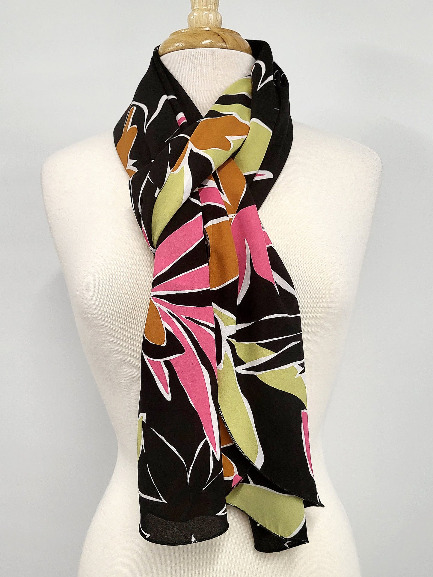 Foulard long imprimé feuillage coloré sur fond noir