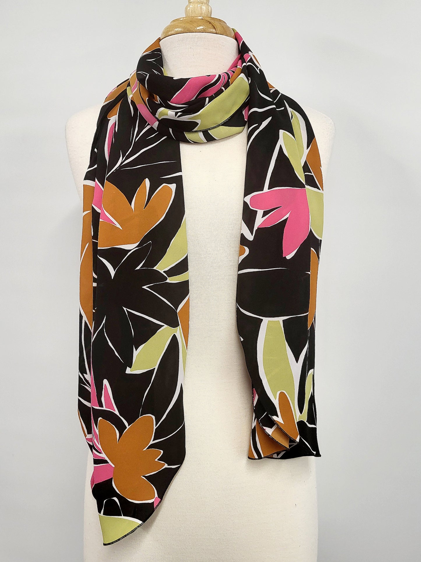 Foulard long imprimé feuillage coloré sur fond noir