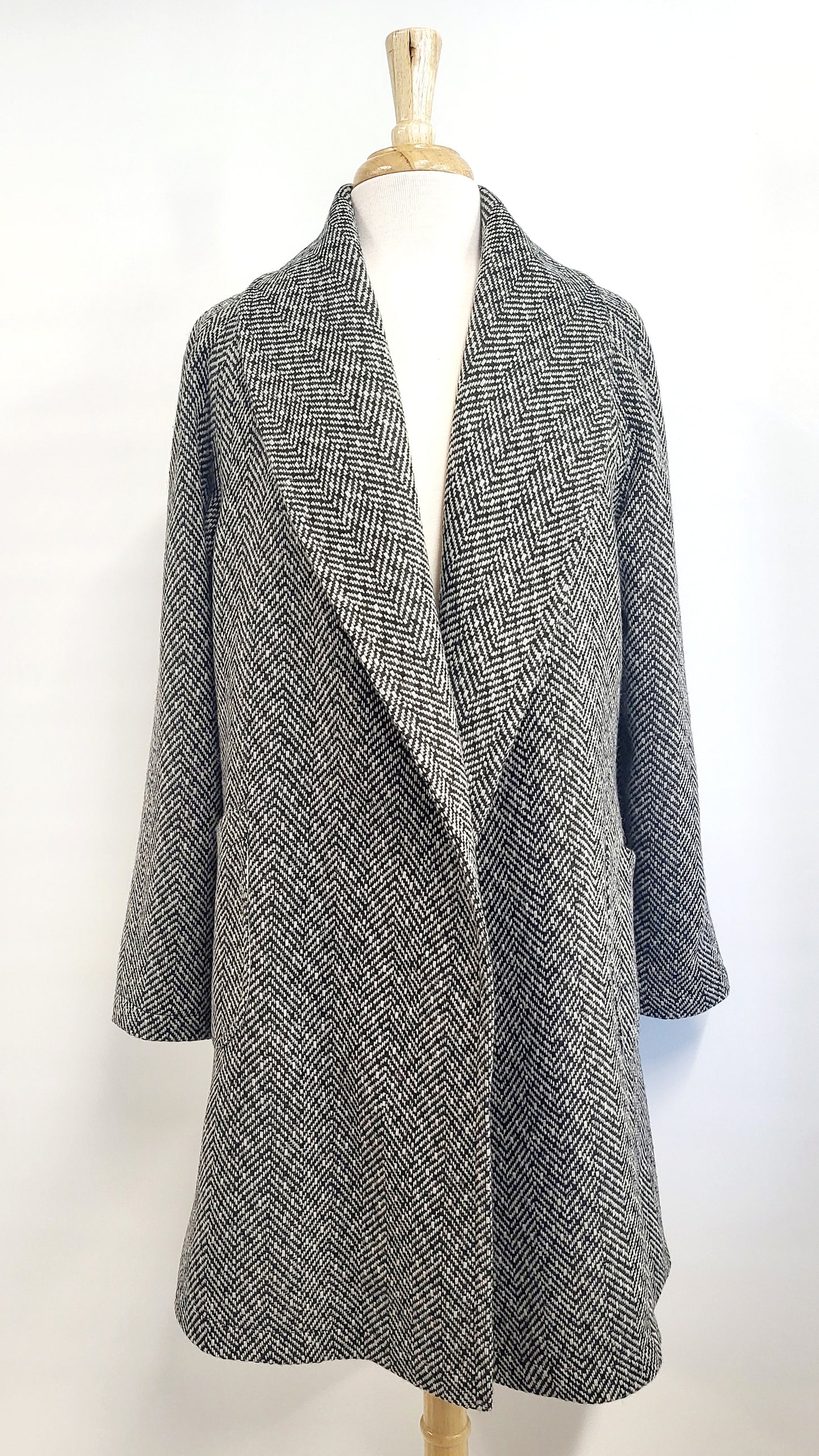 Manteau d'entre-saison en laine à motif chevrons noir et blanc