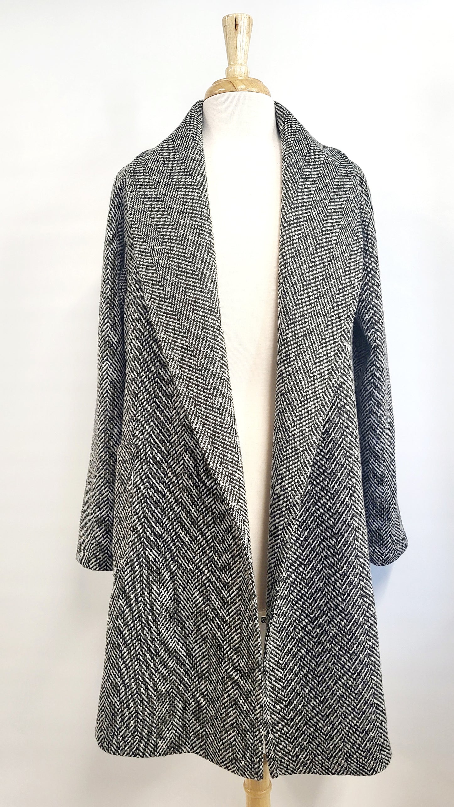 Manteau d'entre-saison en laine à motif chevrons noir et blanc
