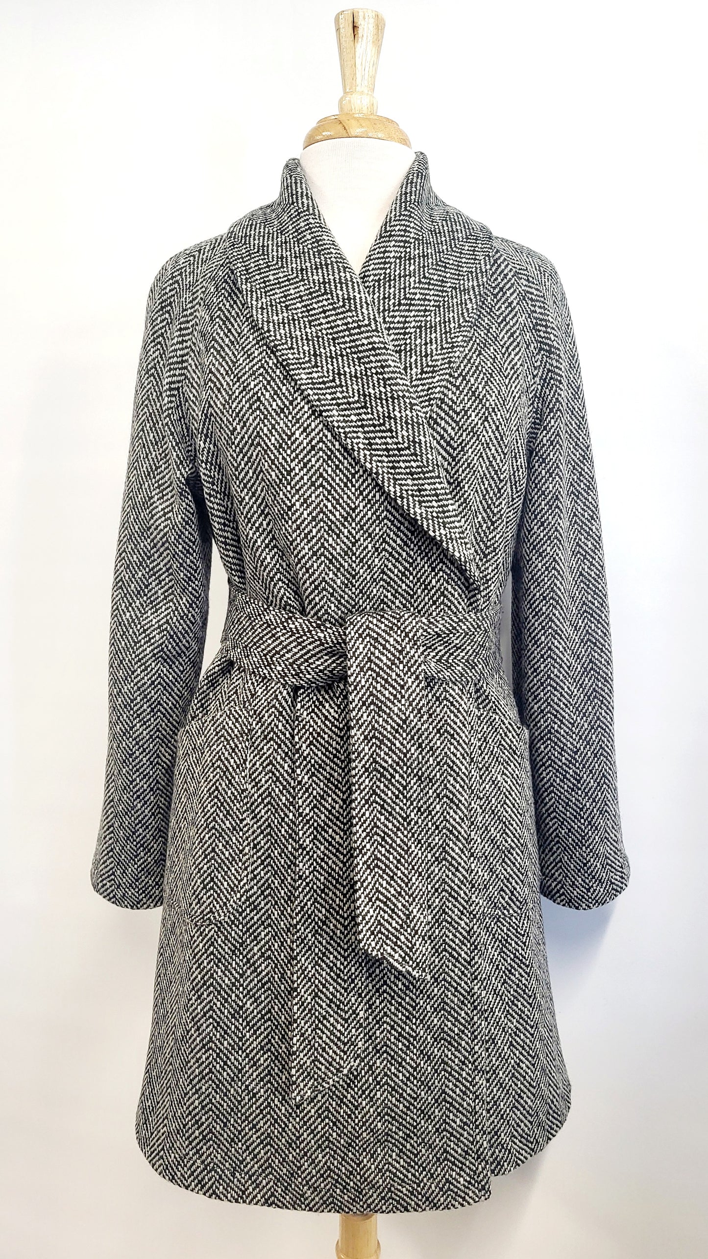 Manteau d'entre-saison en laine à motif chevrons noir et blanc