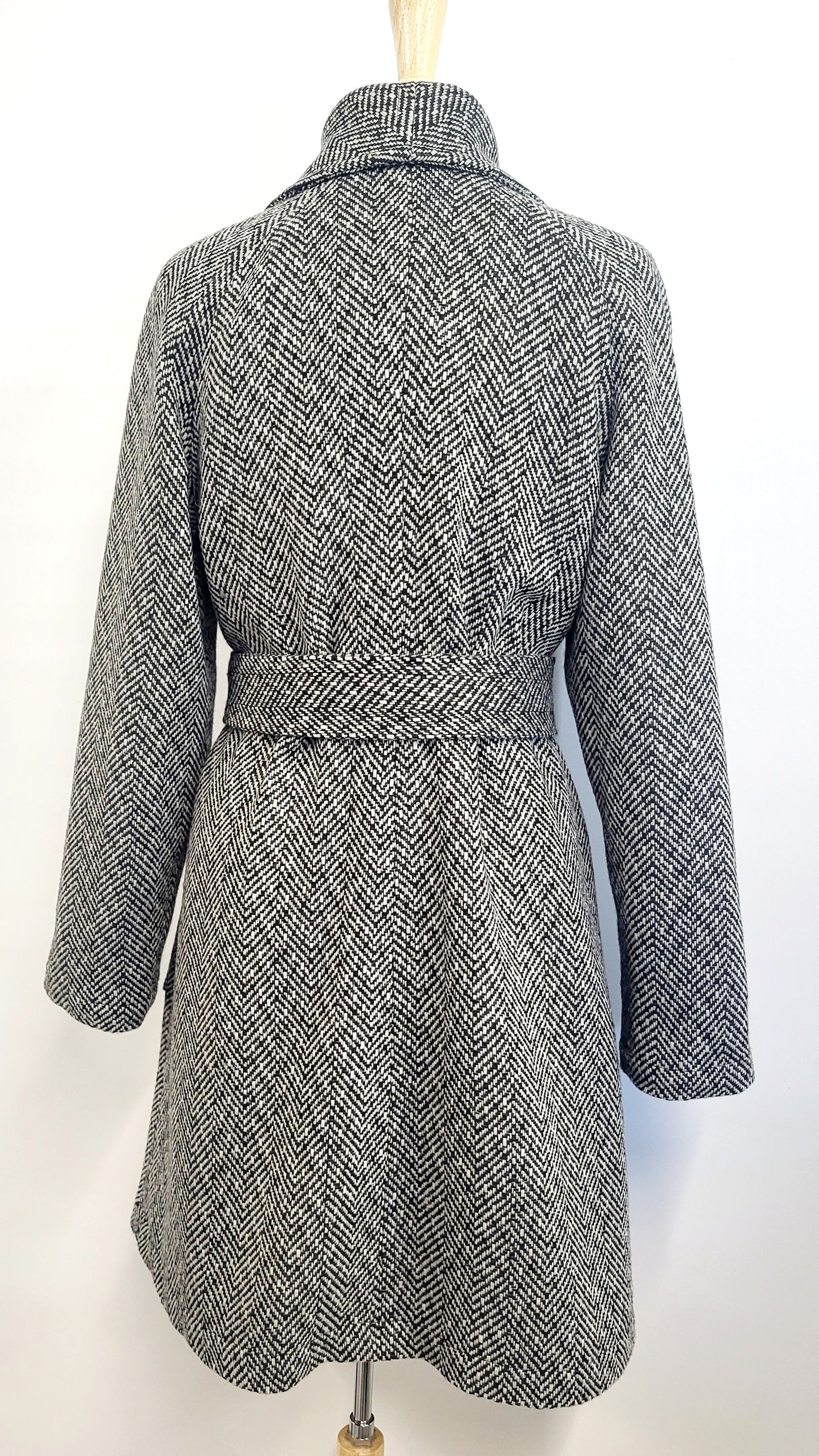 Manteau d'entre-saison en laine à motif chevrons noir et blanc