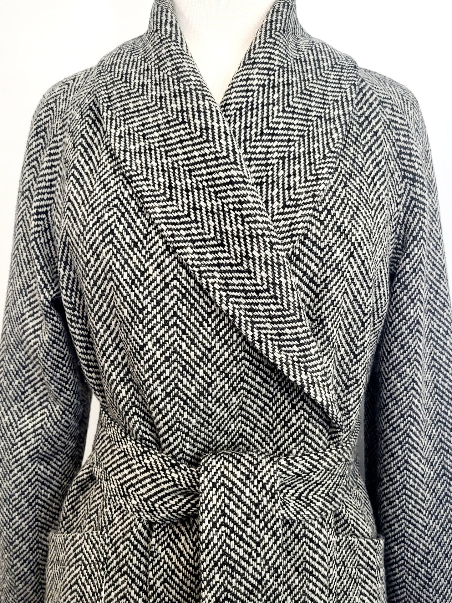 Manteau d'entre-saison en laine à motif chevrons noir et blanc