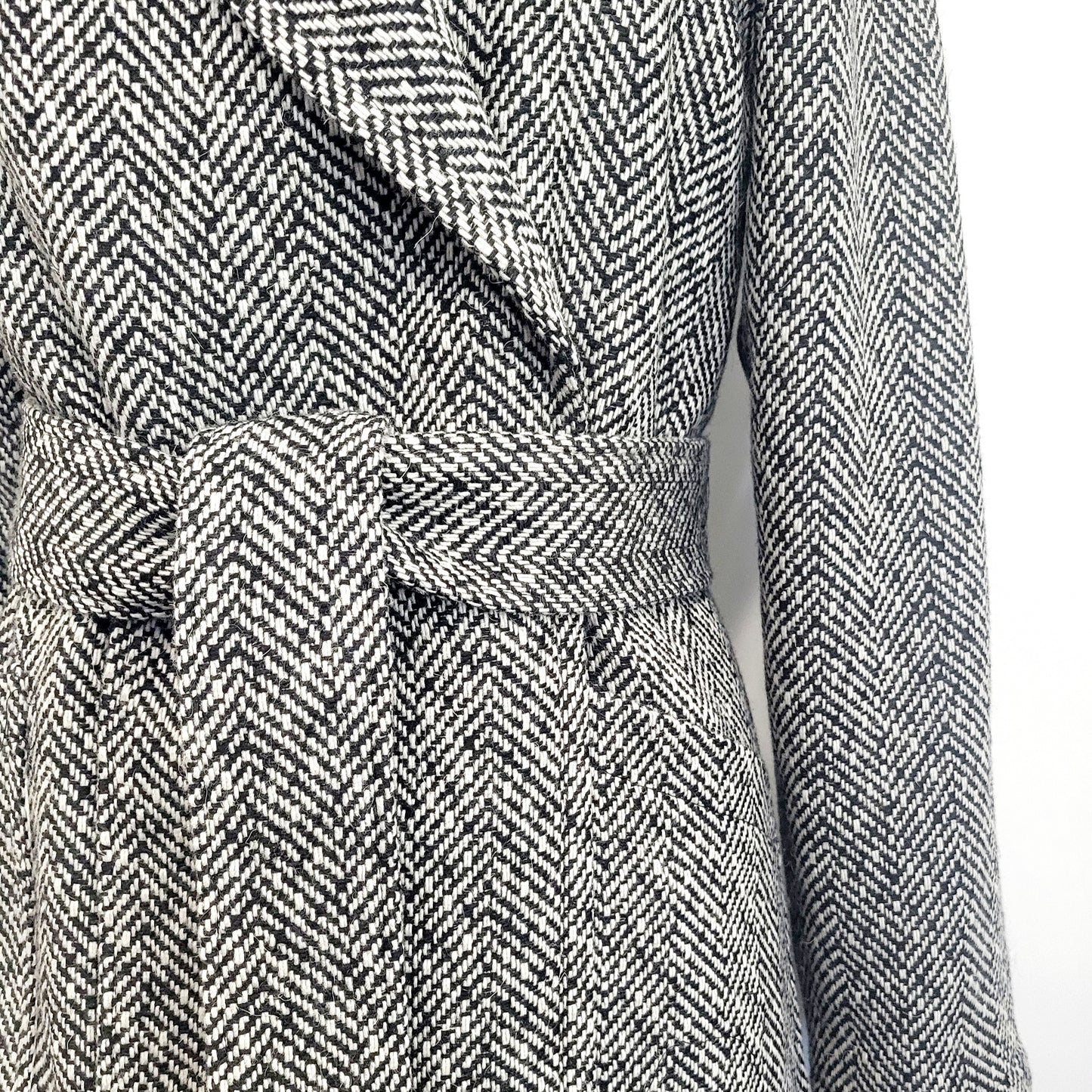 Manteau d'entre-saison en laine à motif chevrons noir et blanc