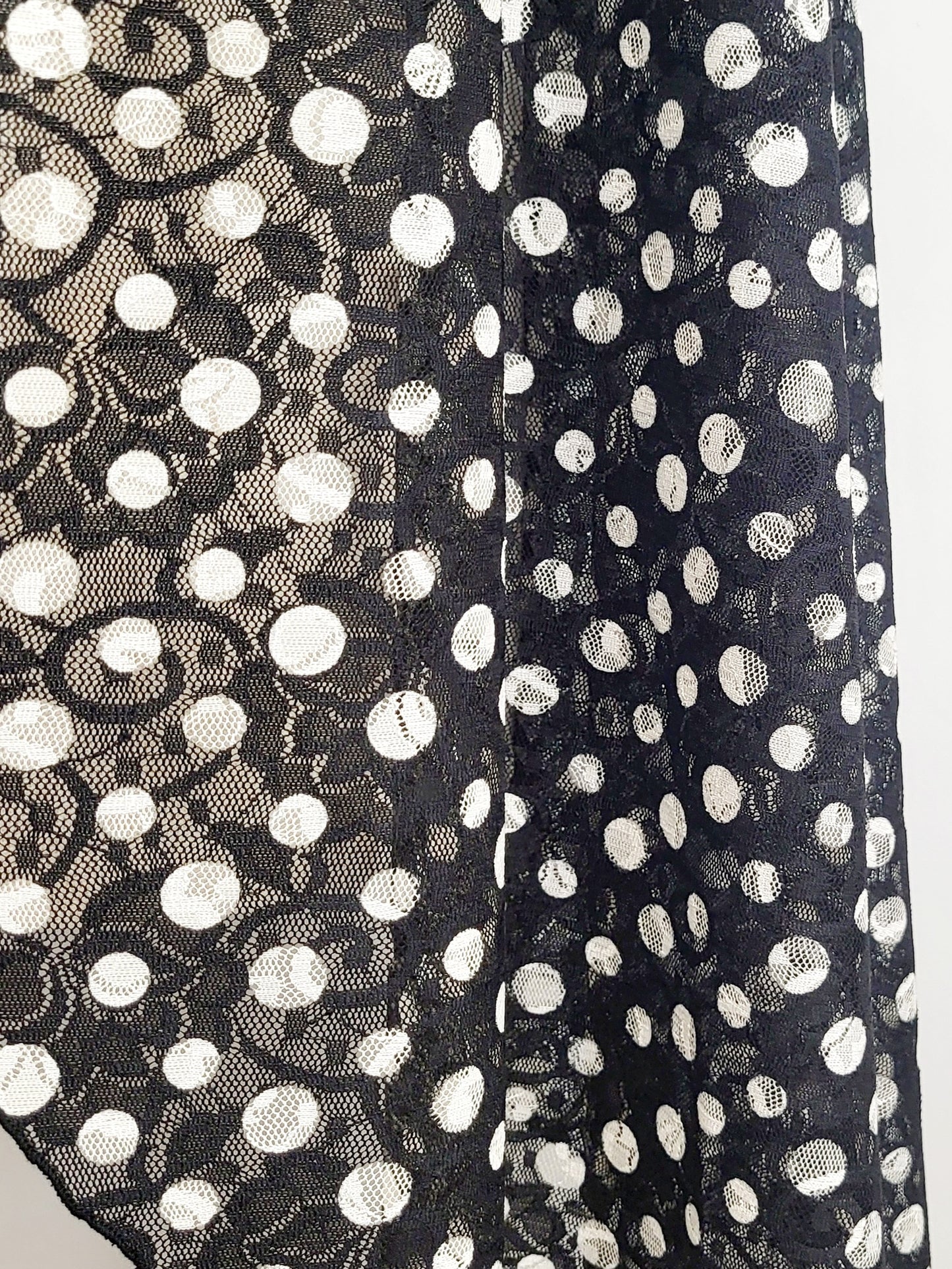 Grand foulard en dentelle noire imprimée de pois blancs