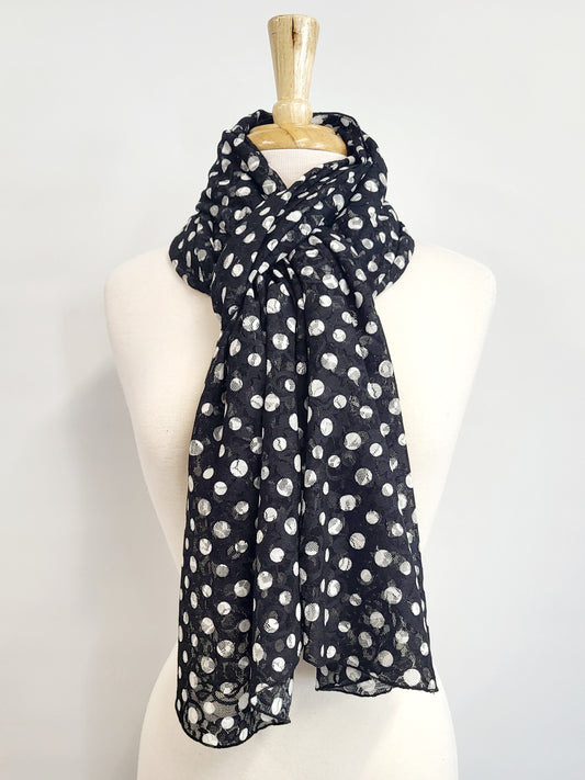 Grand foulard en dentelle noire imprimée de pois blancs