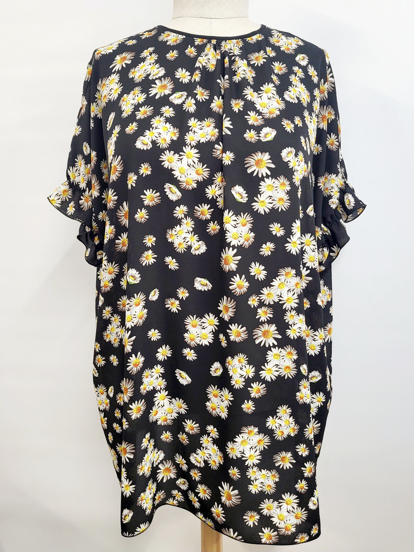 Tunic "Hélène" with daisy print on a black background