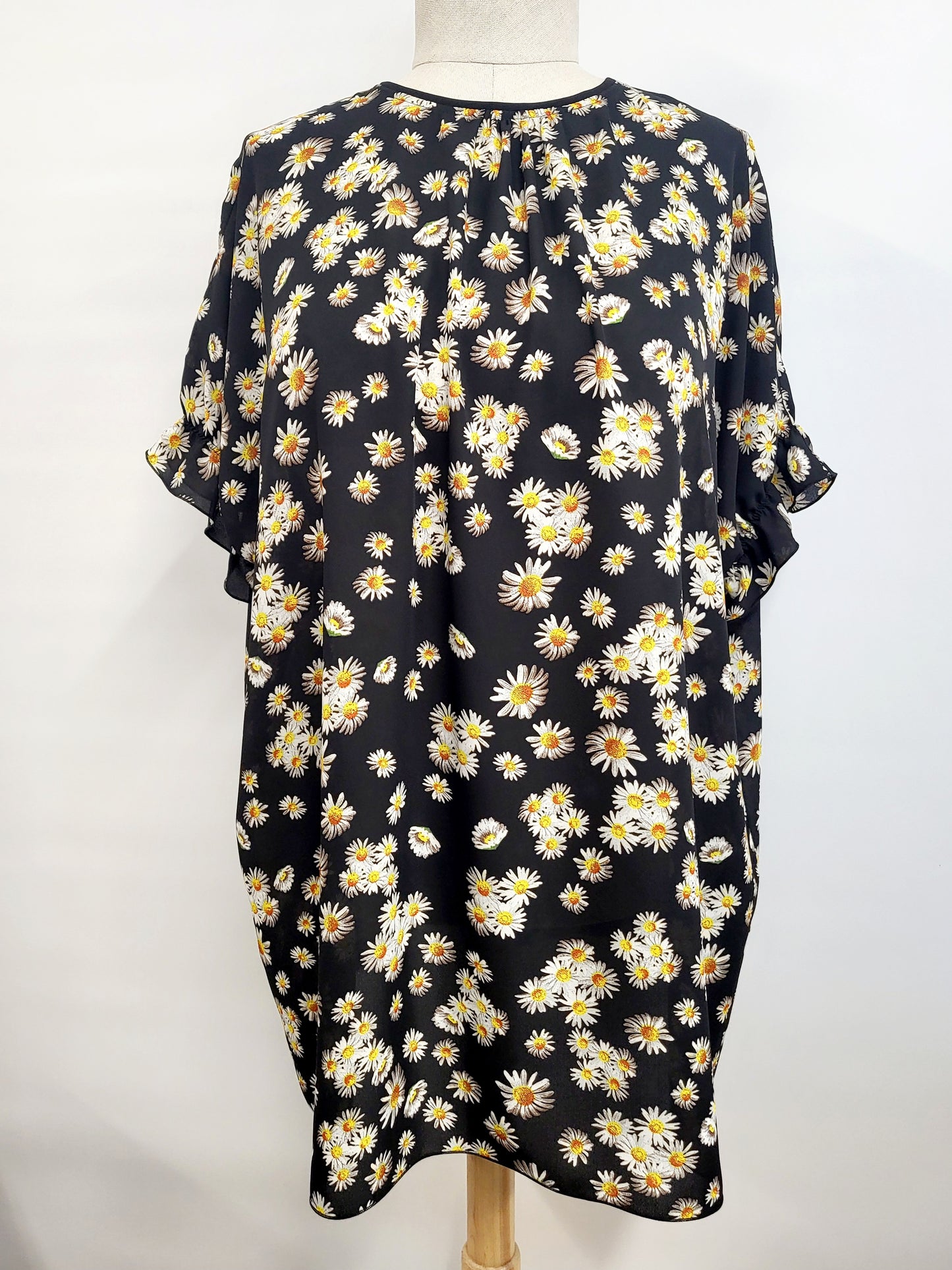 Tunic "Hélène" with daisy print on a black background