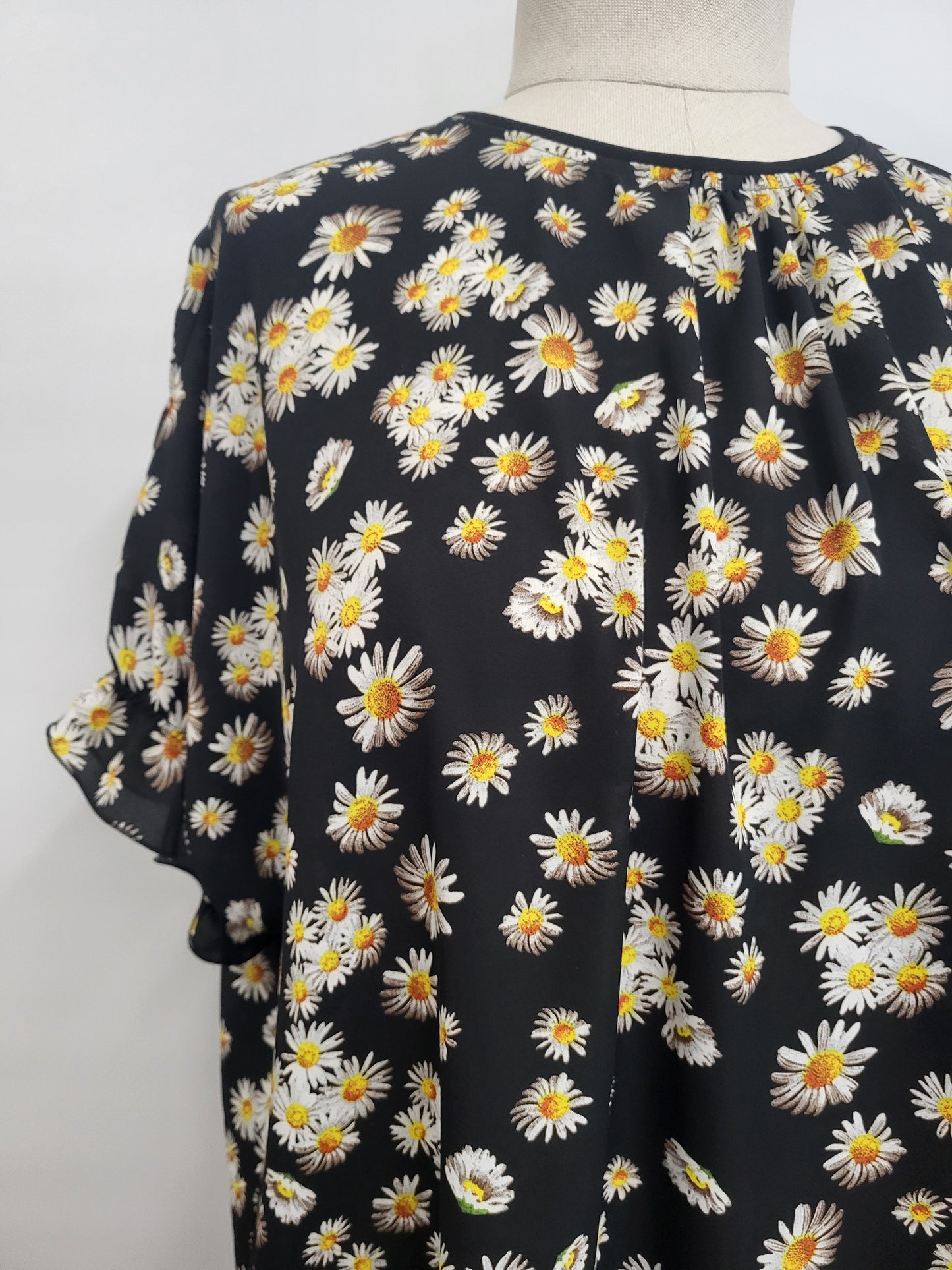 Tunic "Hélène" with daisy print on a black background