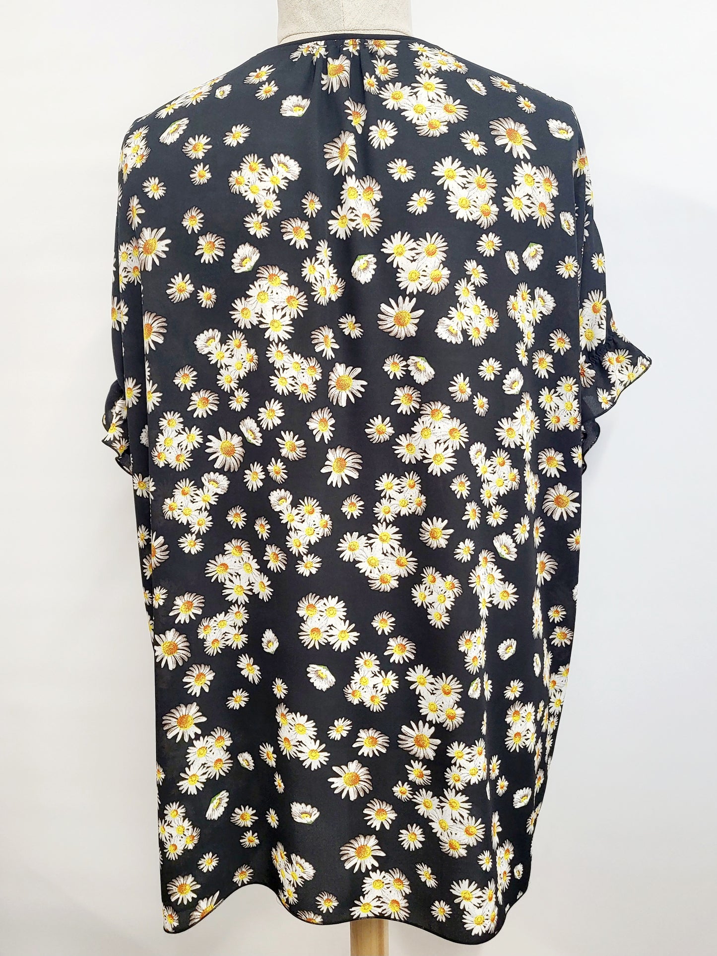 Tunic "Hélène" with daisy print on a black background