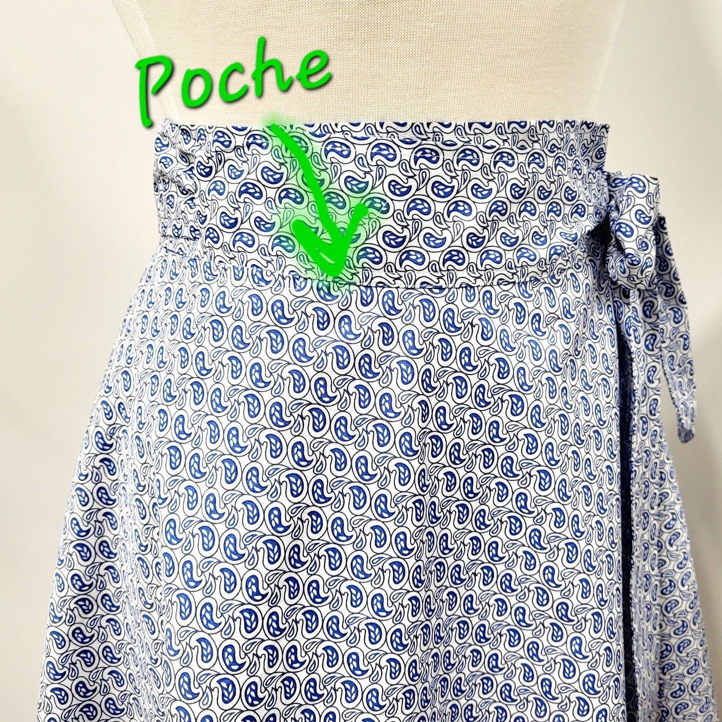 Jupe portefeuille en coton imprimé paisley bleu sur blanc