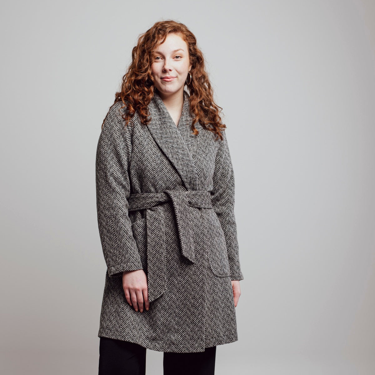 Manteau d'entre-saison en laine à motif chevrons noir et blanc