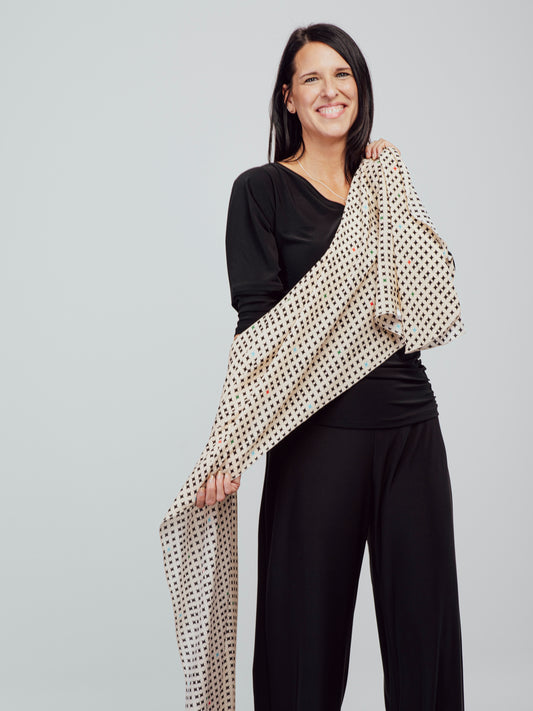 Foulard long en soie, crème et noir avec petites touches de couleurs