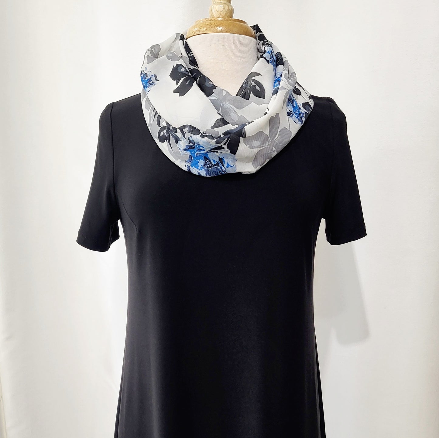 Foulard circulaire imprimé de fleurs grises, noires et bleues