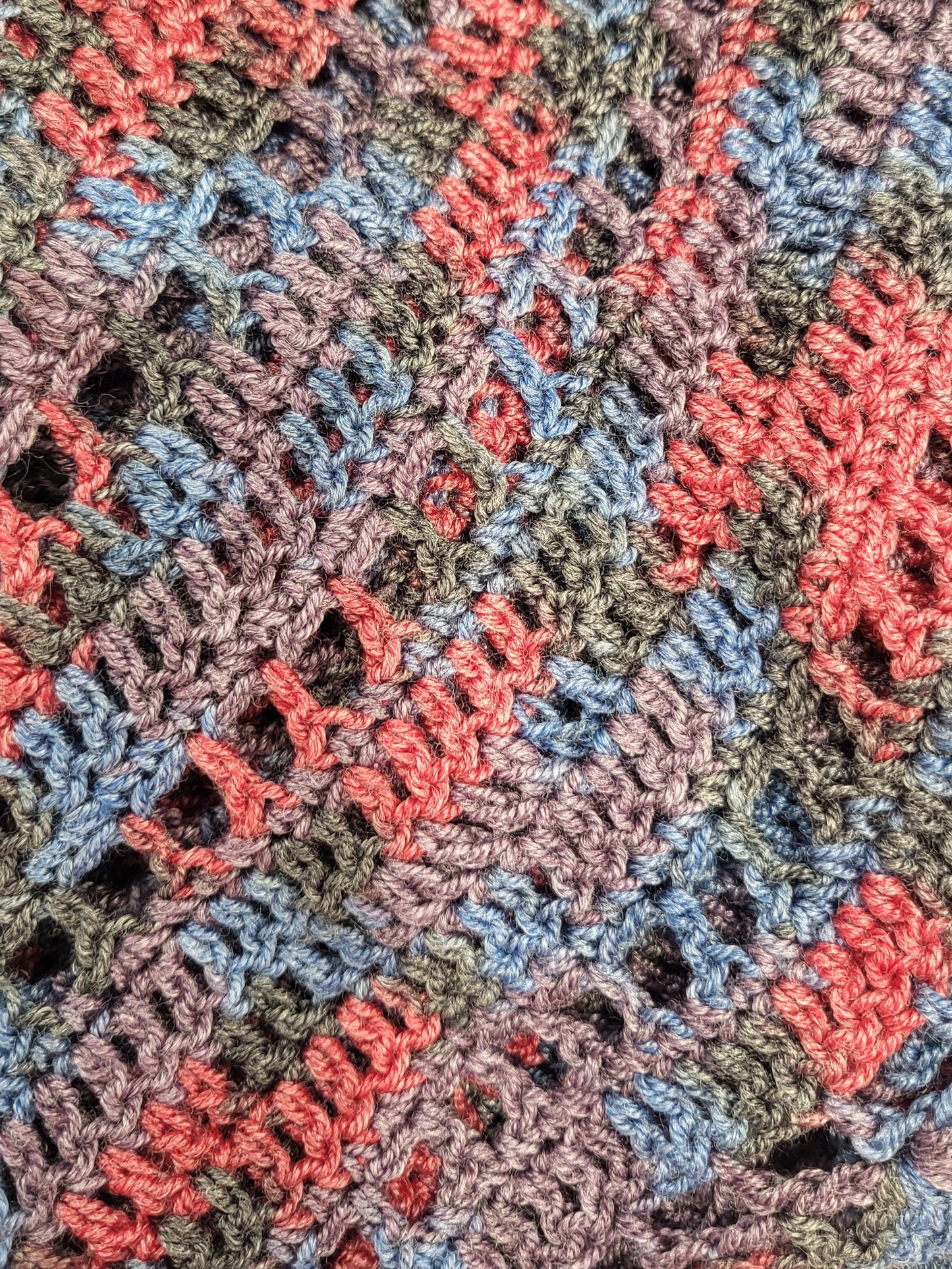 Châle multicolore tricoté au crochet, gris, bleu, framboise, mauve.