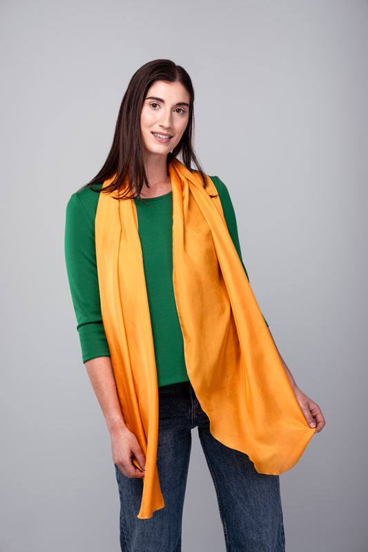 Foulard long et léger en soie jaune.
