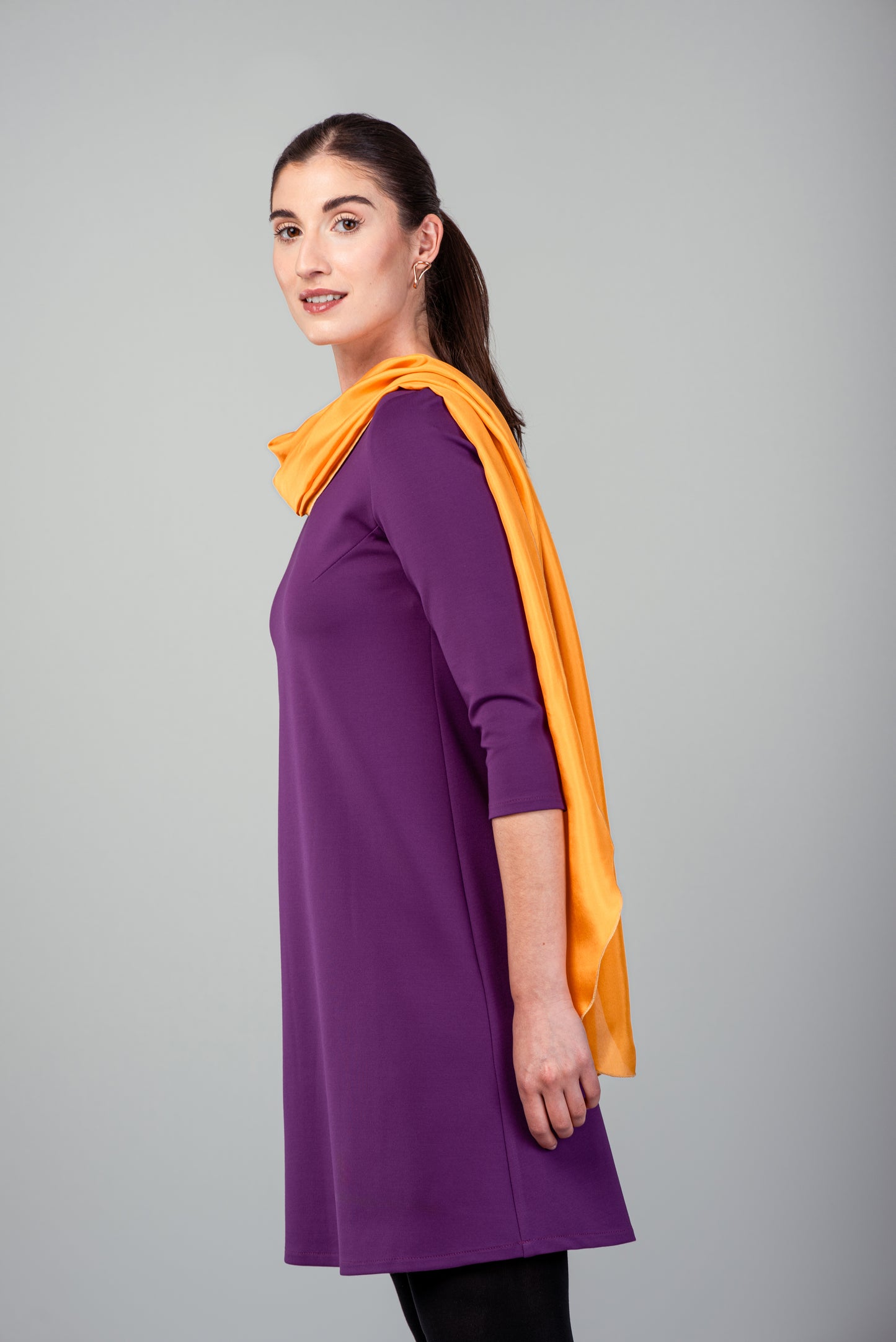 Foulard long et léger en soie jaune.
