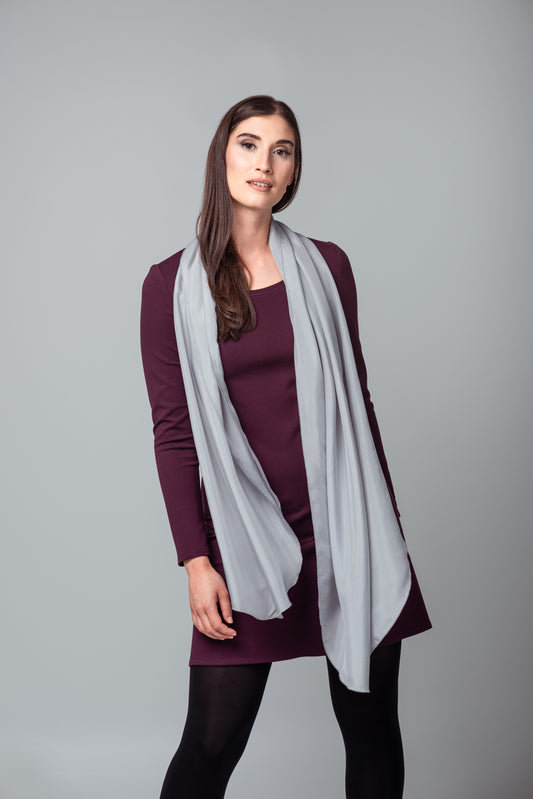 Foulard long et léger en soie gris perle.
