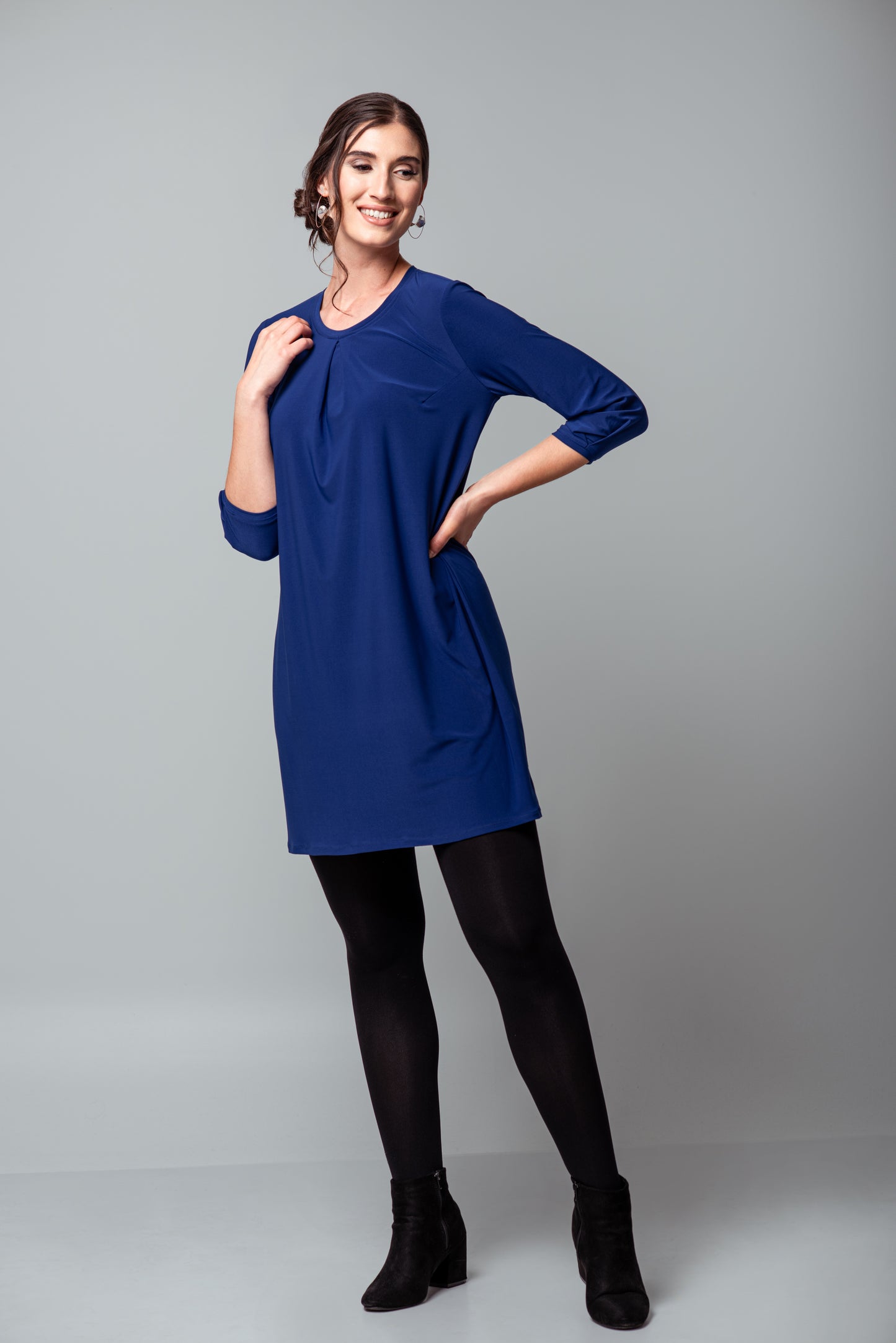 Robe ''Lucie'' couleurs vives - manches trois-quarts et plis creux
