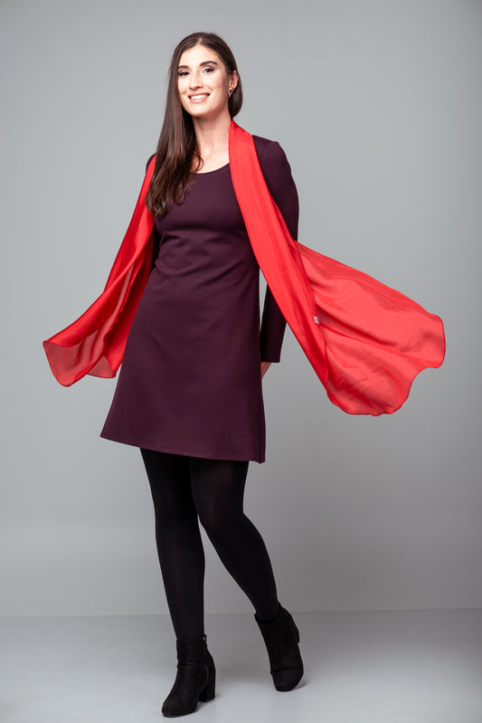 Foulard long et léger en pure soie rouge.