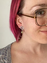 Boucles d'oreilles beignes avec perles baroques vertes. PE23-06