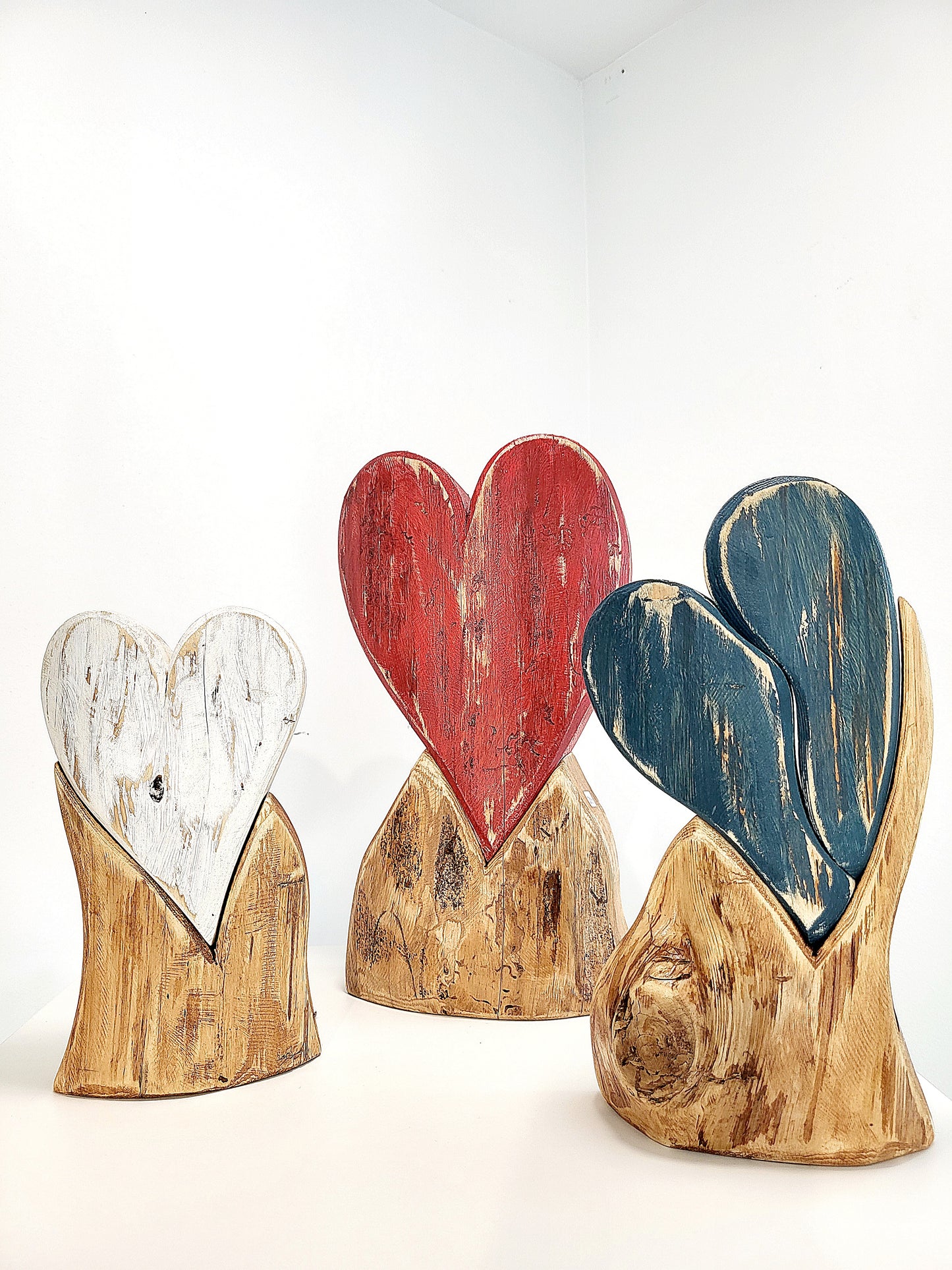 Coeur bleu en bois sur socle - Bertrand Massé artiste