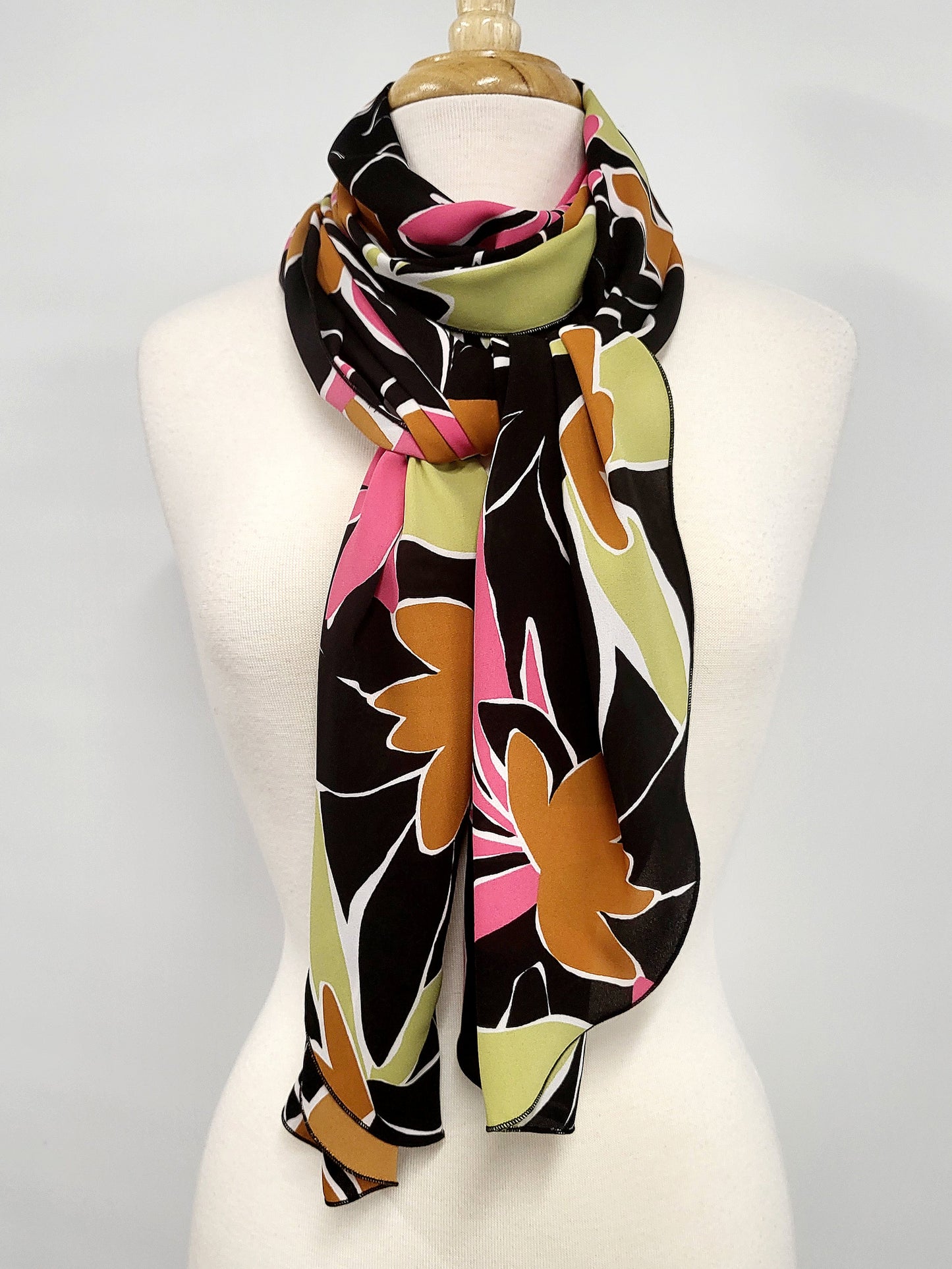 Foulard long imprimé feuillage coloré sur fond noir
