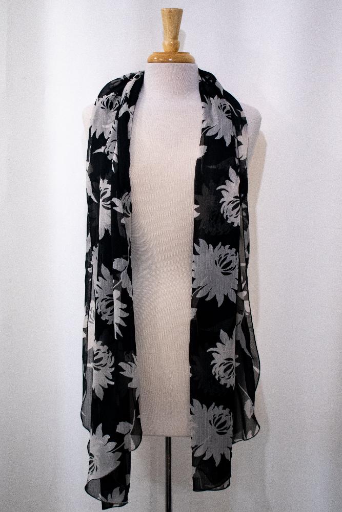 Foulard long en voilage noir imprimé de fleurs crème