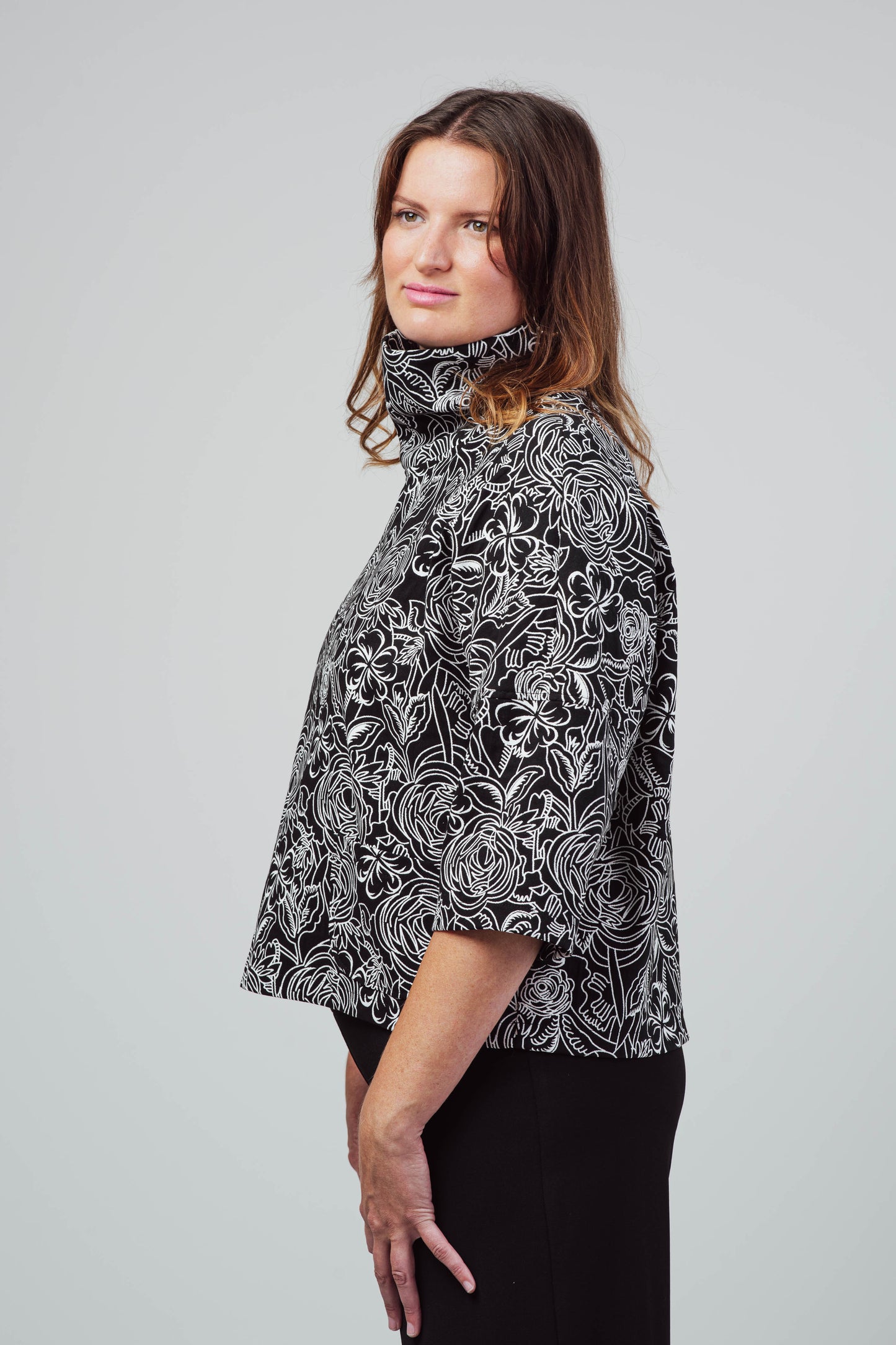 Haut Julie - ample à col haut et poches en tricot noir et blanc, motif floral.