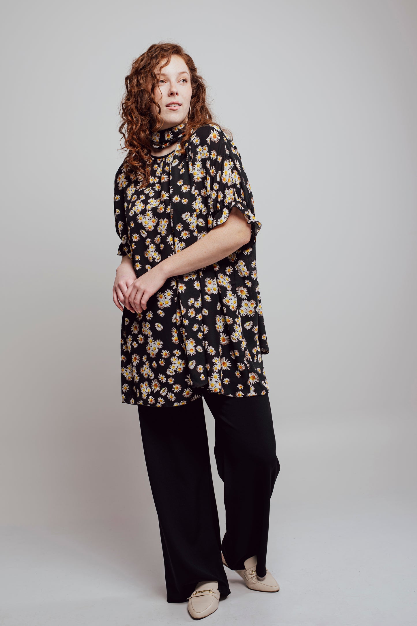 Tunic "Hélène" with daisy print on a black background