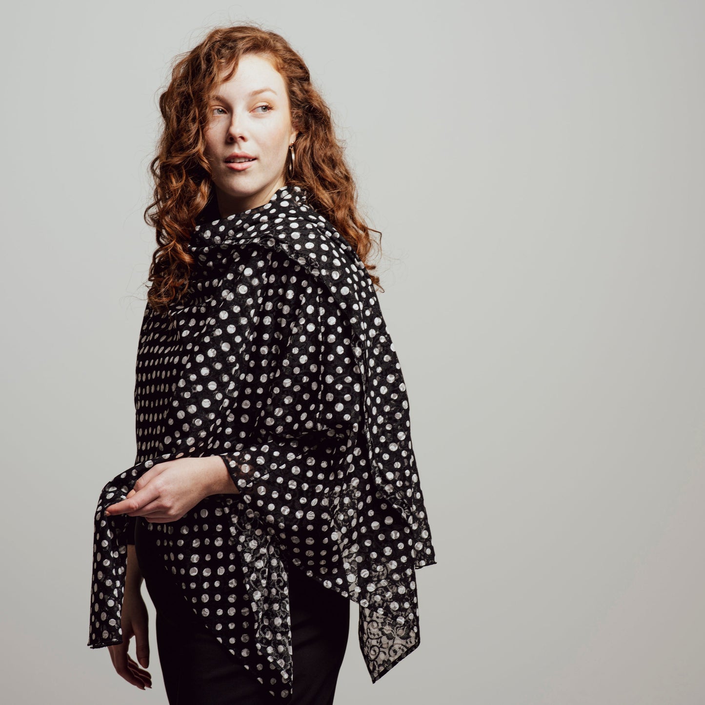 Grand foulard en dentelle noire imprimée de pois blancs