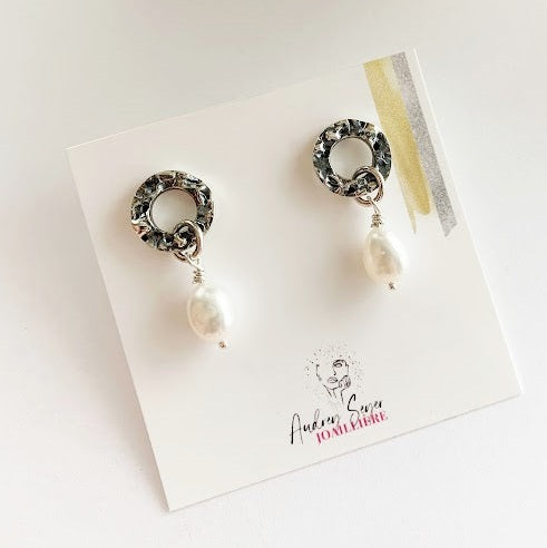 Boucles d'oreilles beignes avec perles baroques blanches. PE23-05