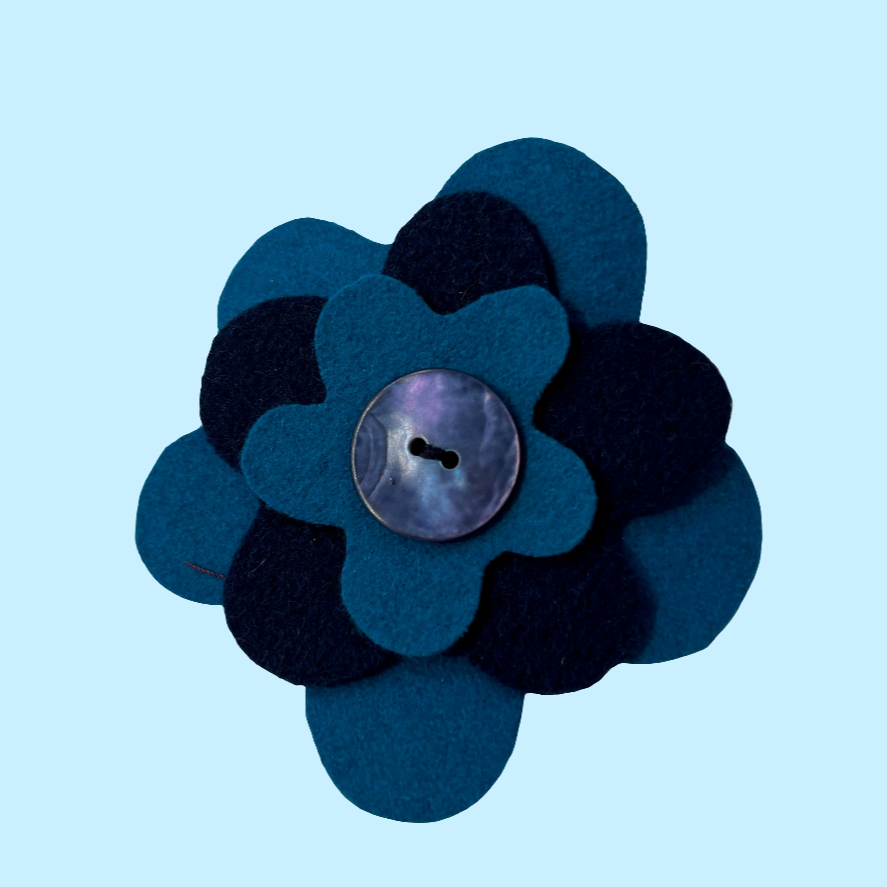 Broche fleur en laine