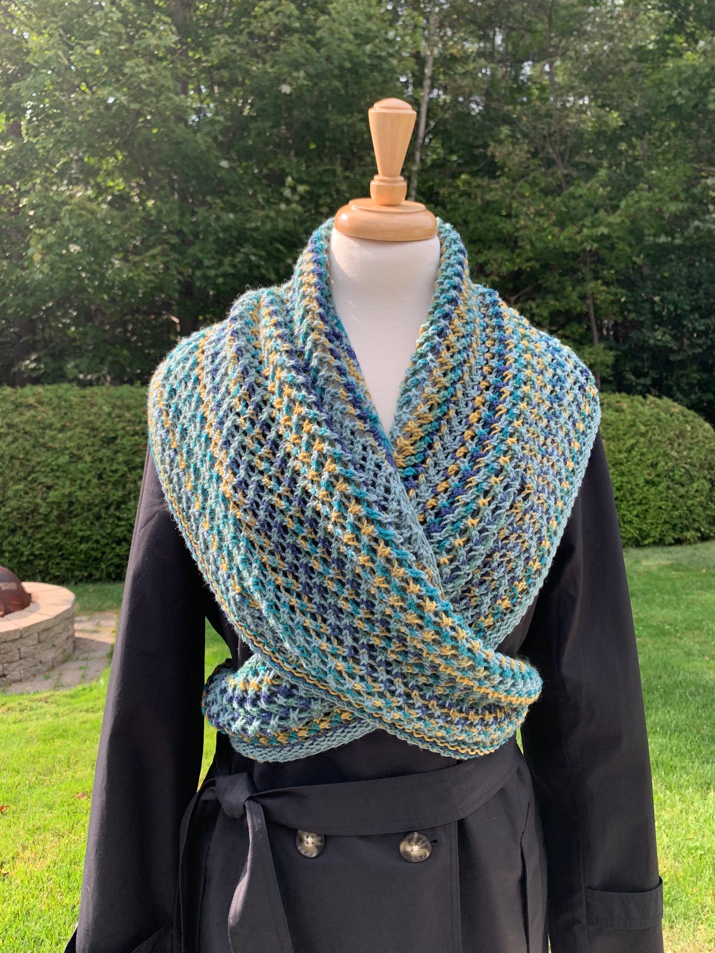 Châle tricoté au crochet en tons de bleu avec une touche de jaune