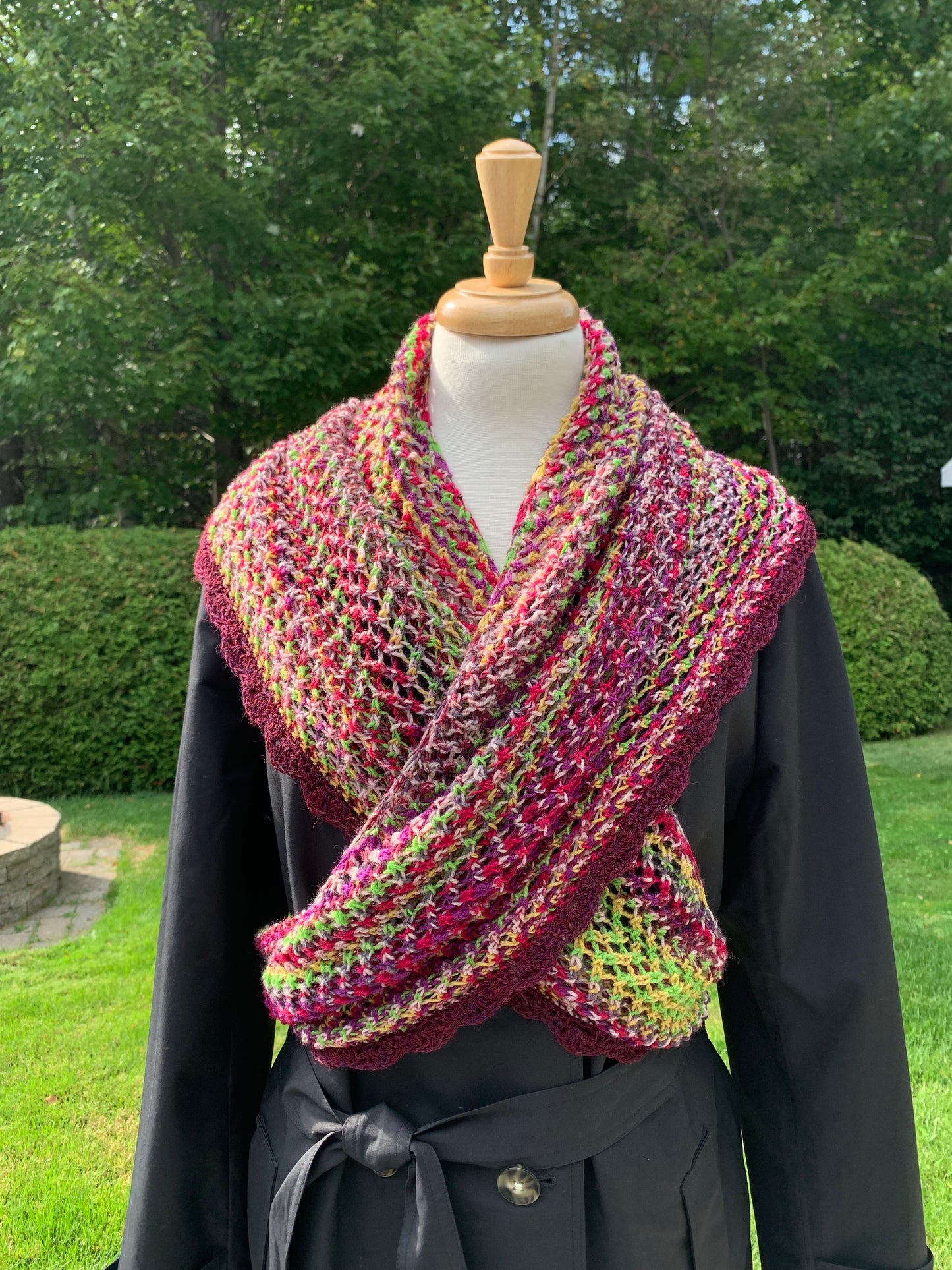 Châle tricoté au crochet, multicolore avec bordure bourgogne