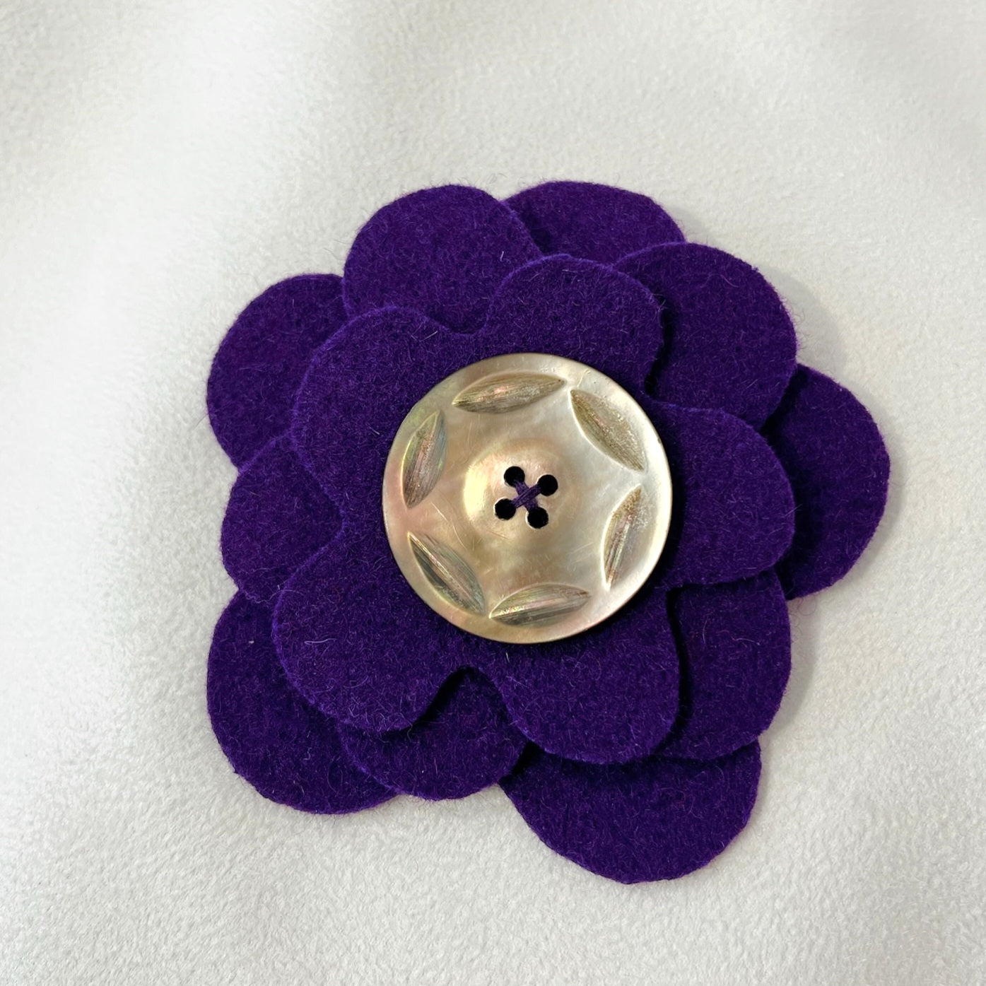 Broche fleur en laine