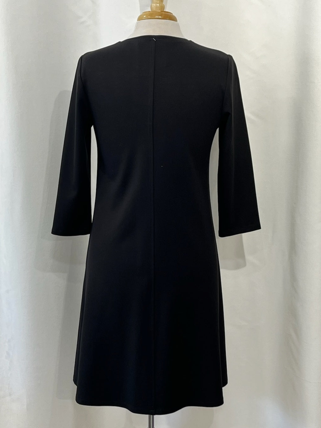 Robe Christine noire à manches trois-quarts