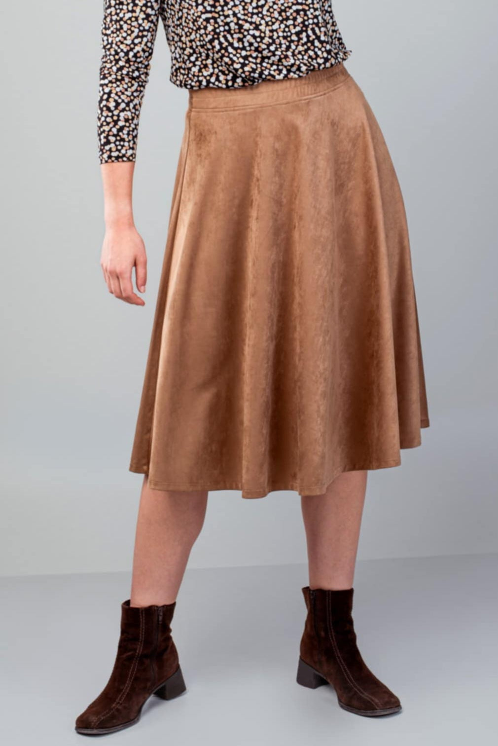 Jupe évasée longueur mi-jambe en ultrasuède caramel ou noir.