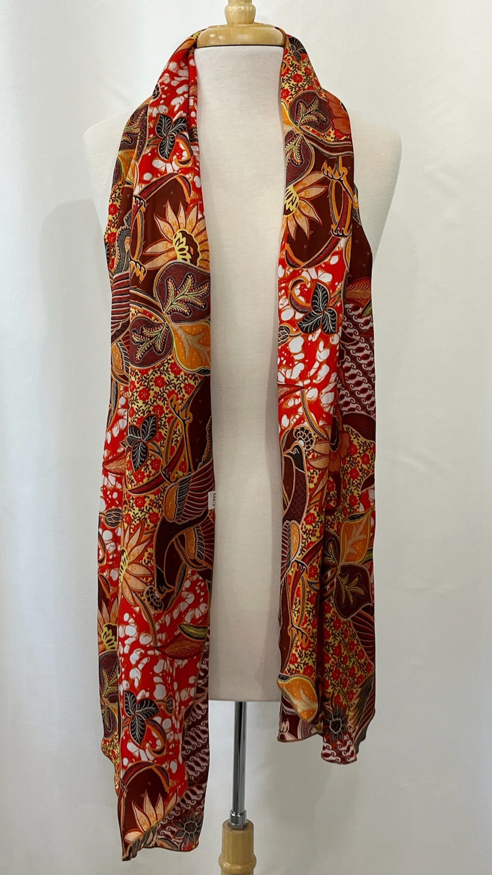 Foulard long imprimé oriental en tons chauds