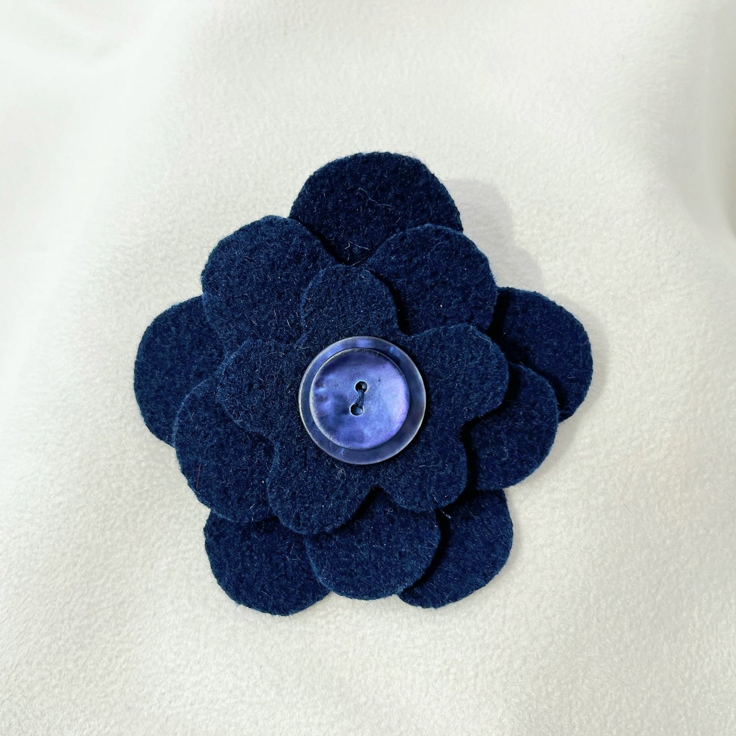 Broche fleur en laine