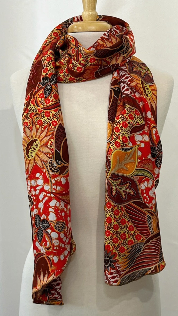 Foulard long imprimé oriental en tons chauds