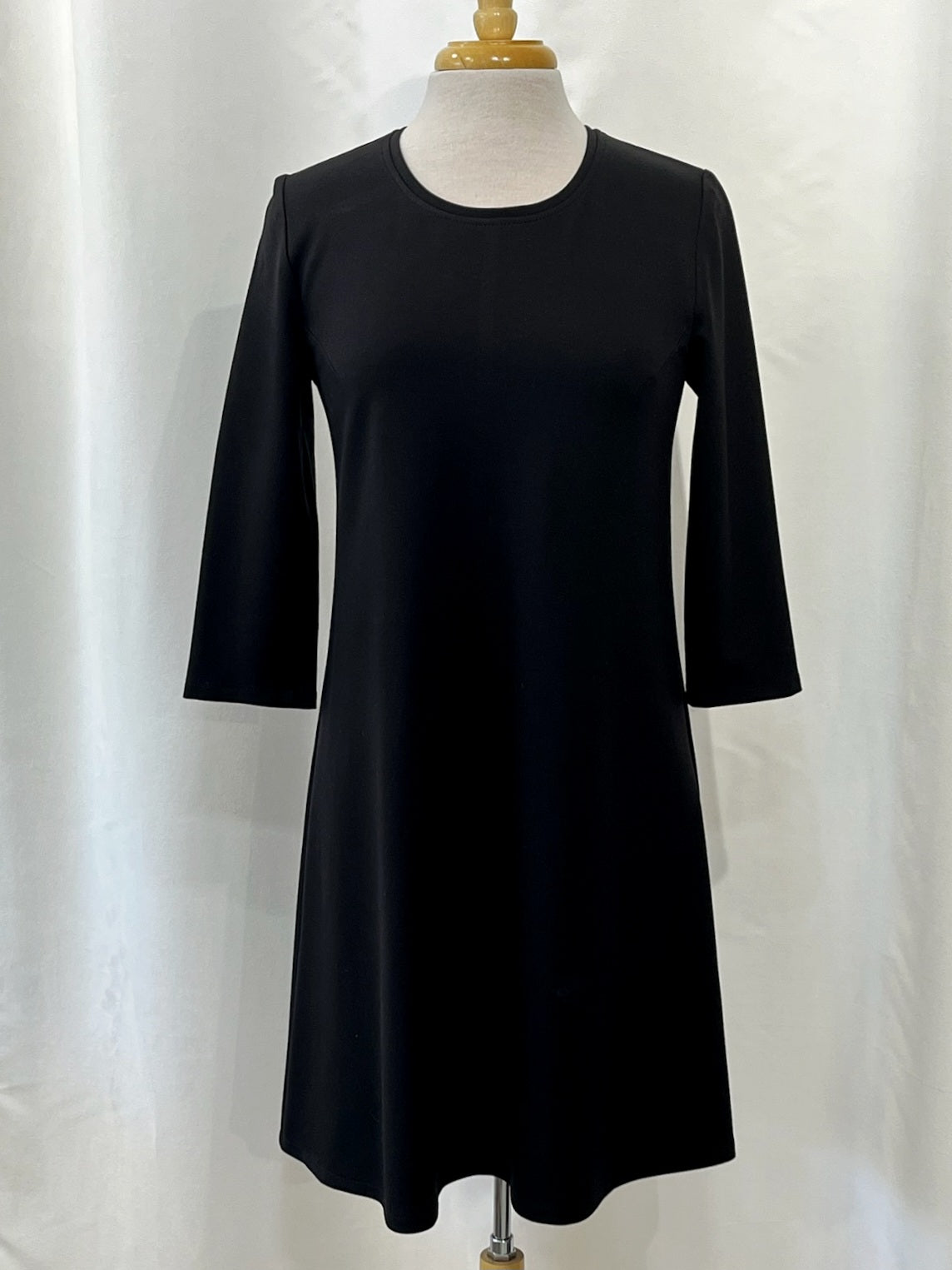 Robe Christine noire à manches trois-quarts