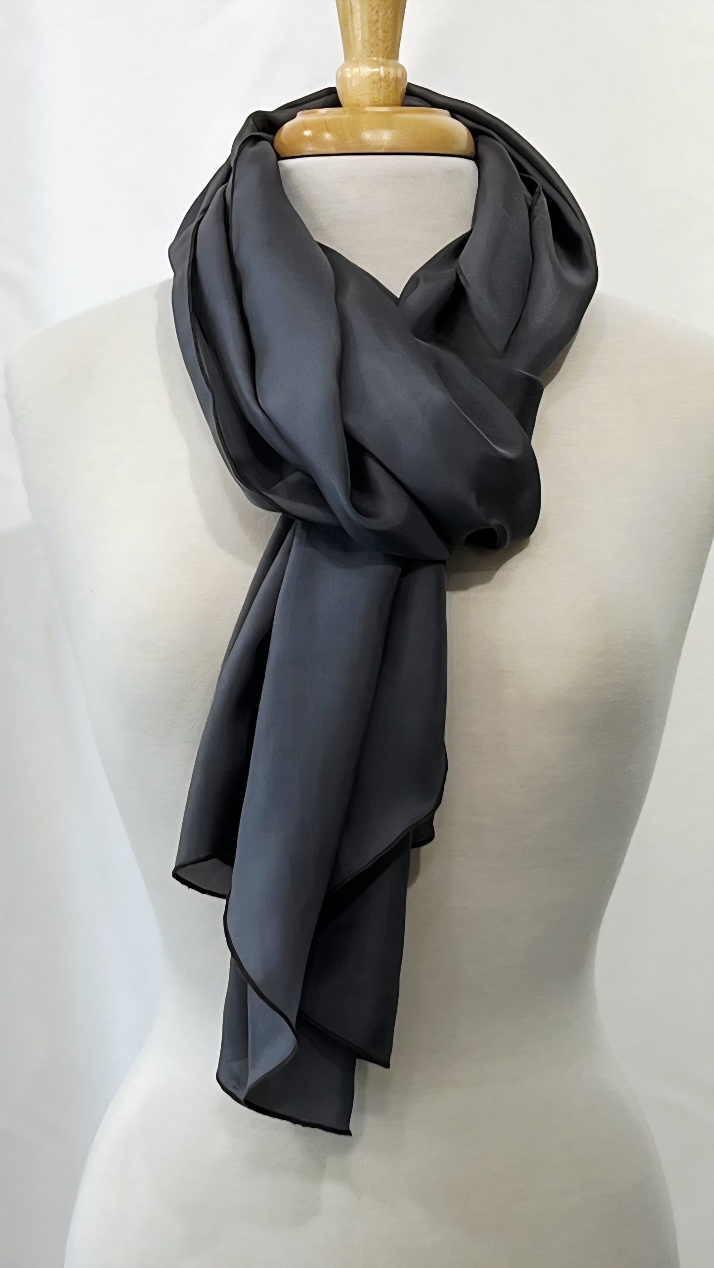 Foulard long et léger en soie gris foncé